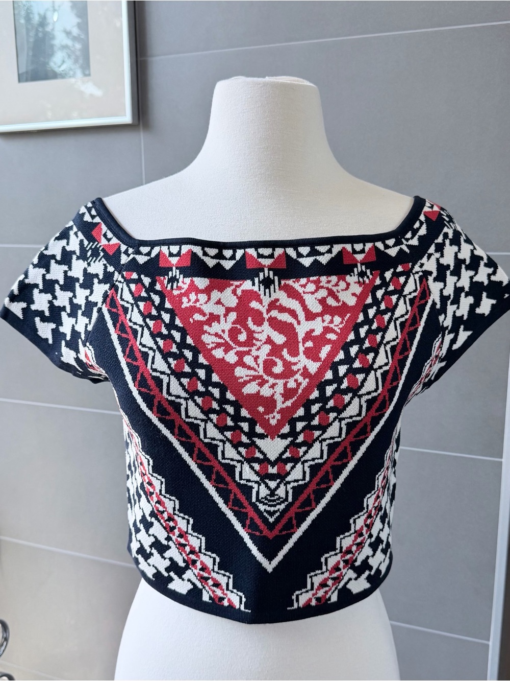 Penelope Leroy Navy, Red & White Geometric Cropped Knit Top
